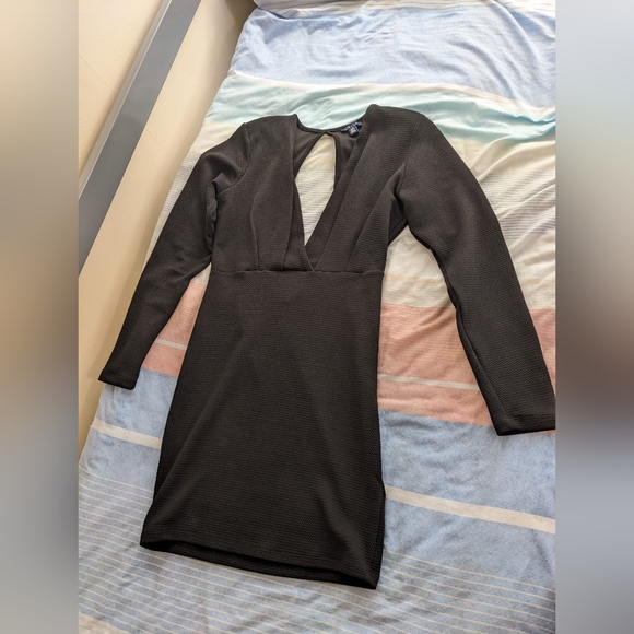 Black Plunge V-Neck Long Sleeve Dress with Large Key Hole Open Back - Picture 2 of 10